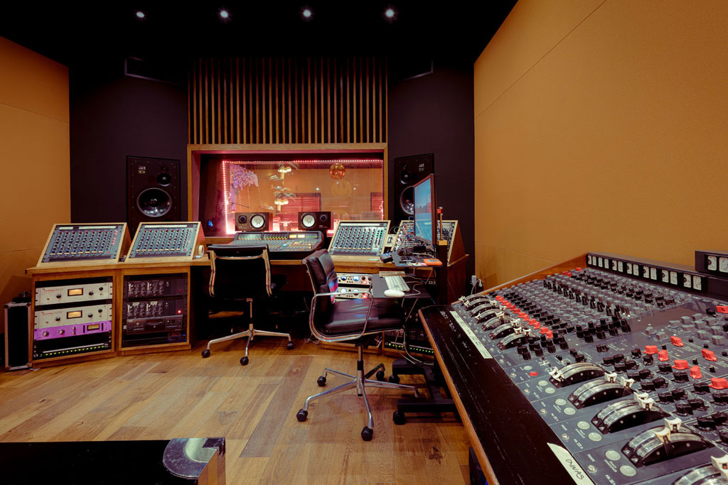 Noel-Gallagher-Recording-Studio-Design-Control-Room-